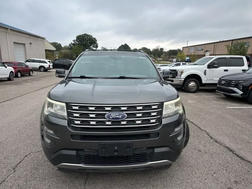 2017 Ford Explorer XLT photo 1