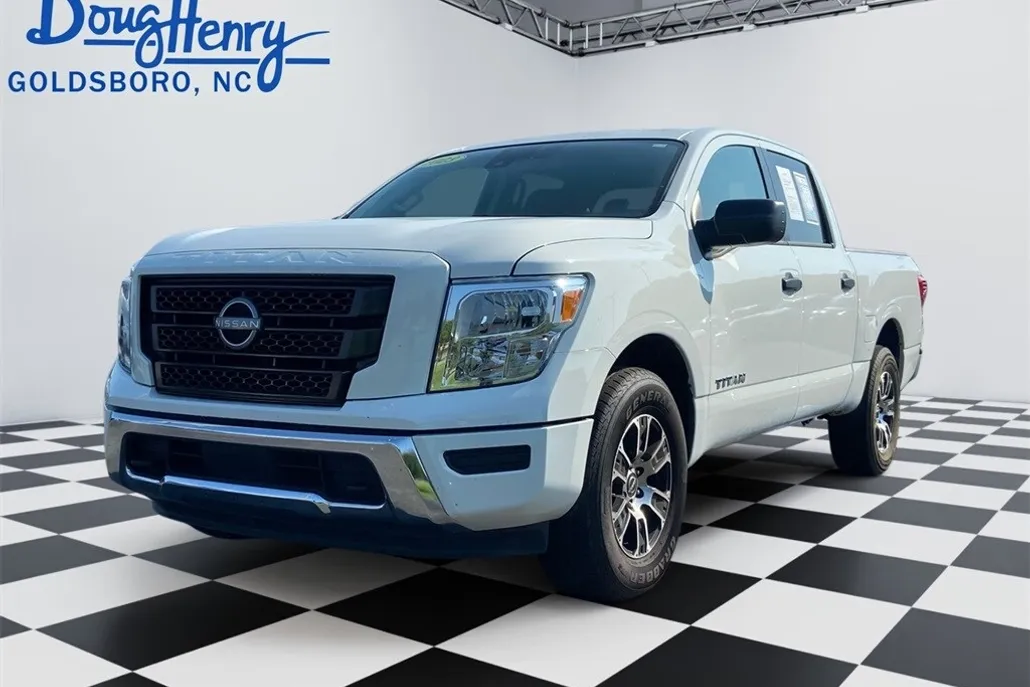 2023 Nissan Titan SV photo 1