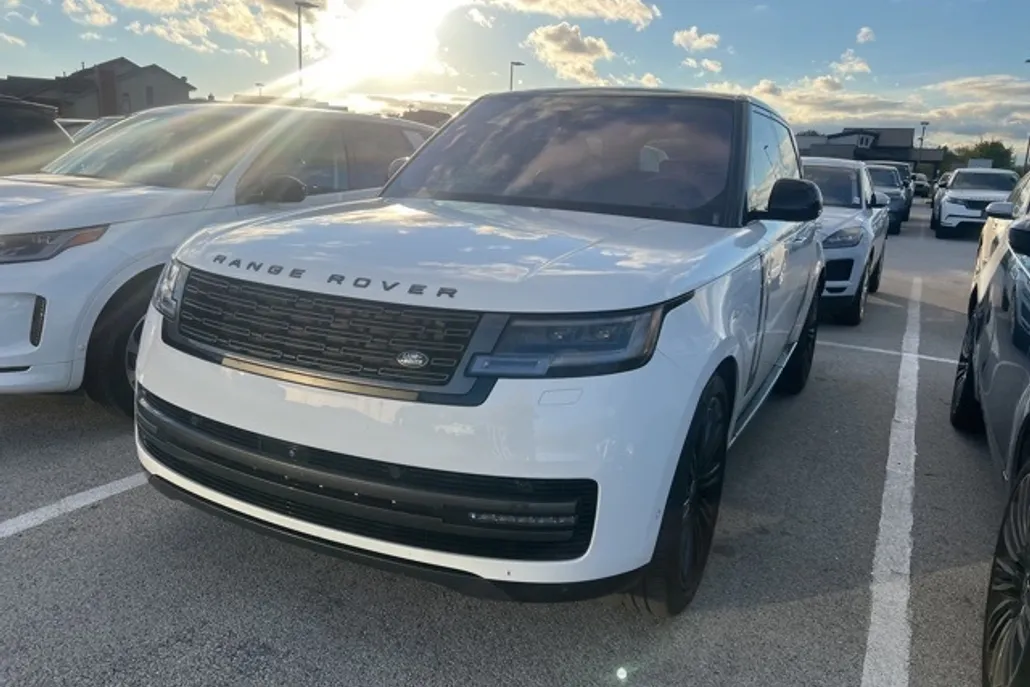 2023 Land Rover Range Rover SE photo 1