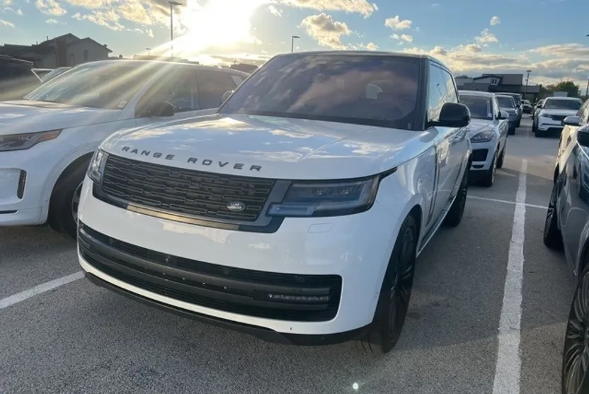 2023 Land Rover Range Rover SE photo 1