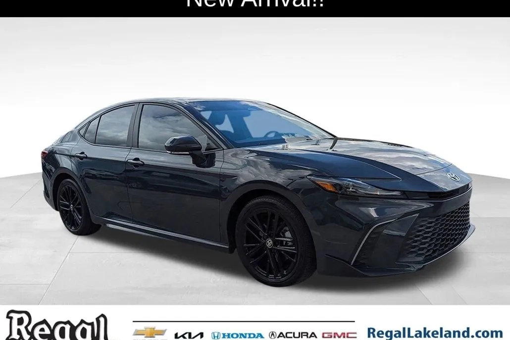 2025 Toyota Camry SE photo 1