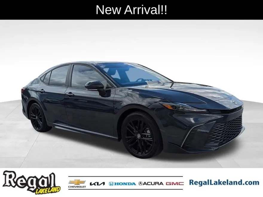 2025 Toyota Camry SE photo 1