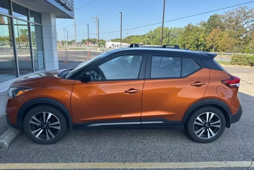 2019 Nissan Kicks SR photo 1
