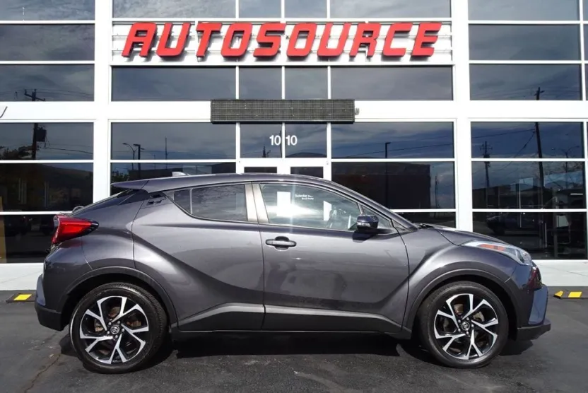 2019 Toyota C-HR XLE photo 1