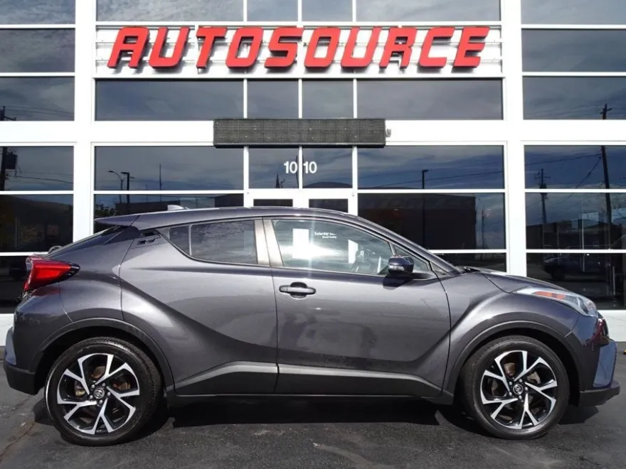 2019 Toyota C-HR XLE photo 1