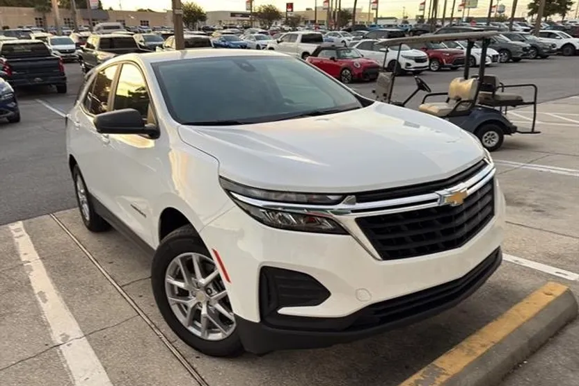 2023 Chevrolet Equinox LS photo 1