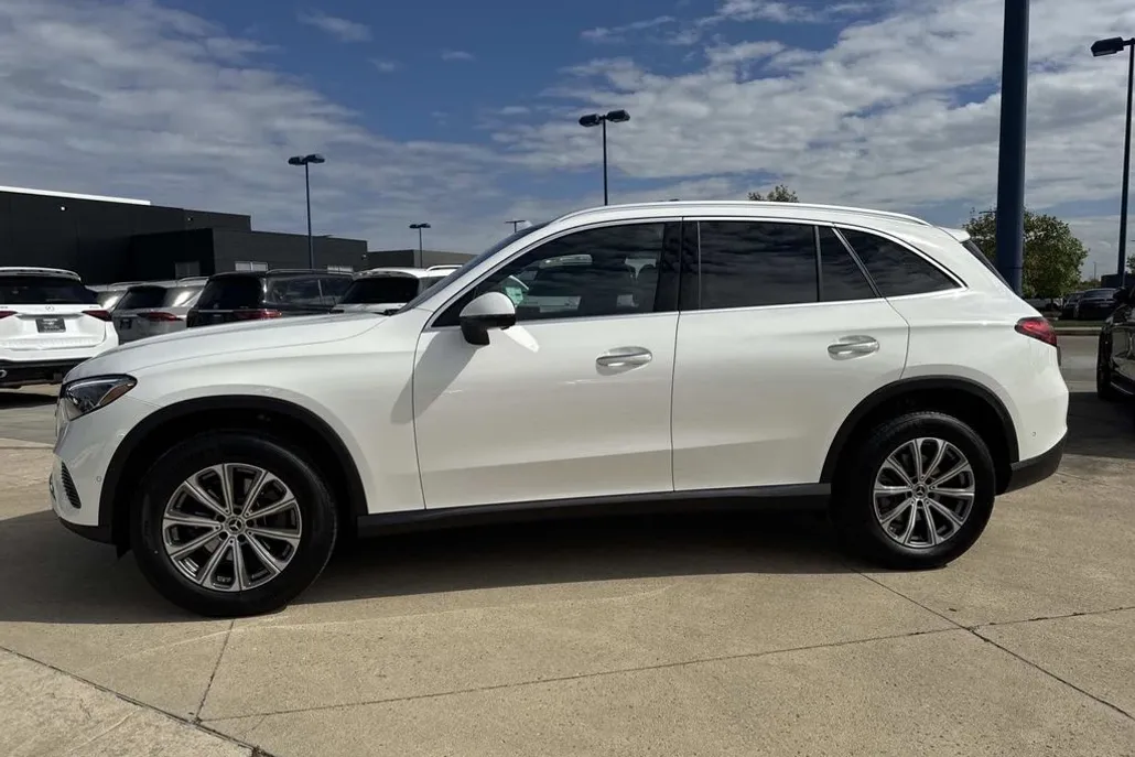 2026 Mercedes Benz GLC 300 4MATIC photo 1
