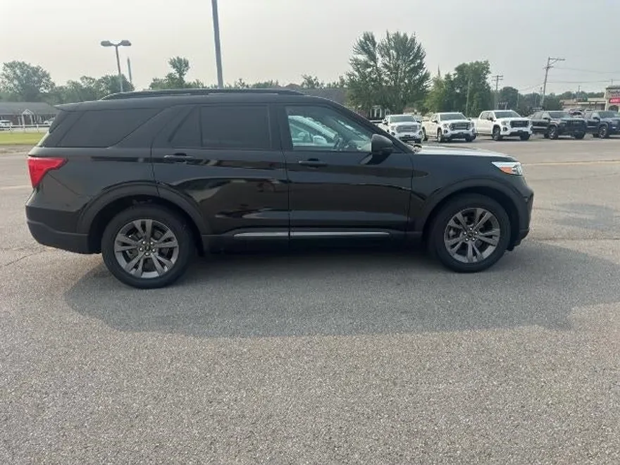2021 Ford Explorer XLT photo 1