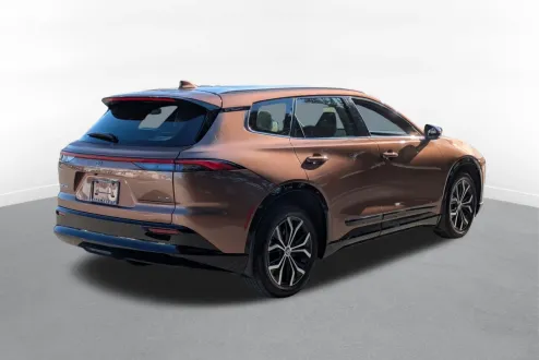 2025 Toyota Crown Signia XLE photo 3
