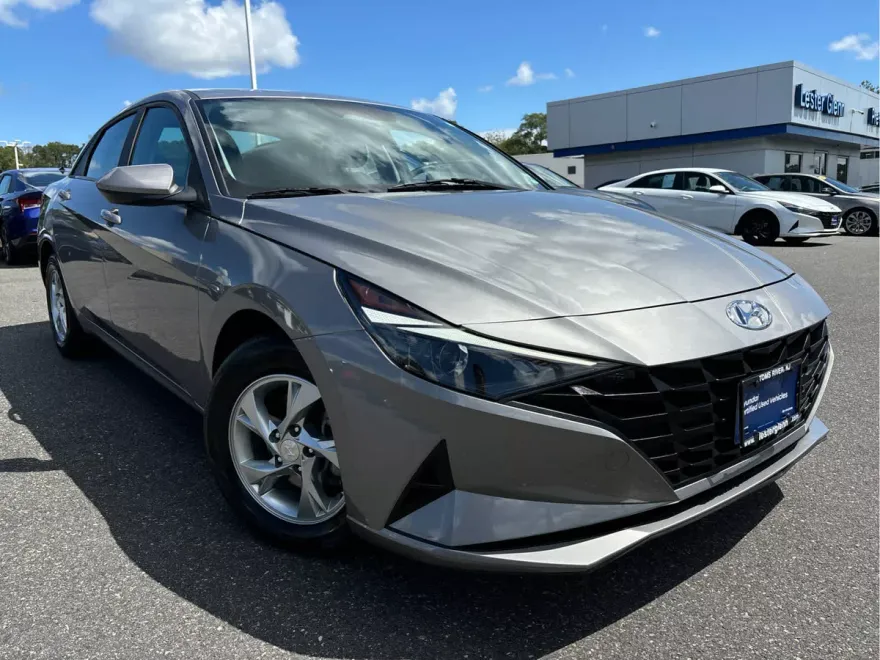 2023 Hyundai Elantra SE photo 1