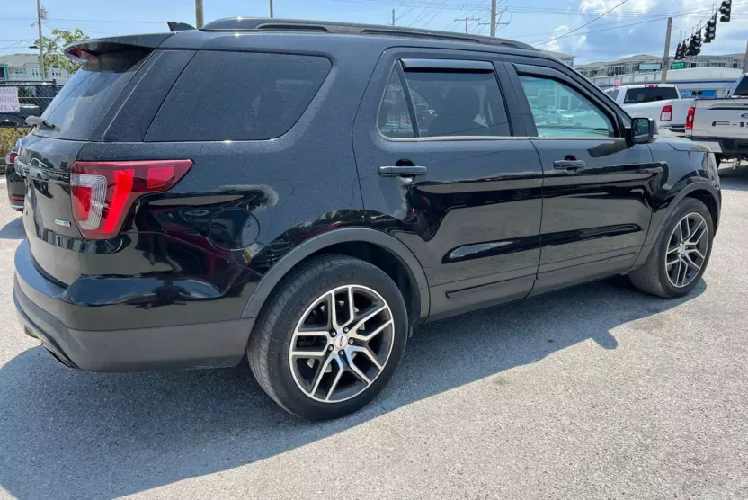 2017 Ford Explorer Sport photo 1