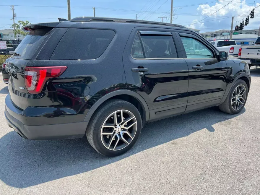 2017 Ford Explorer Sport photo 1