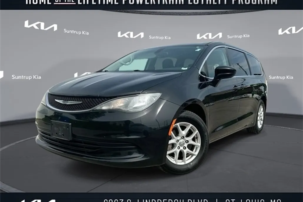 2017 Chrysler Pacifica LX photo 1