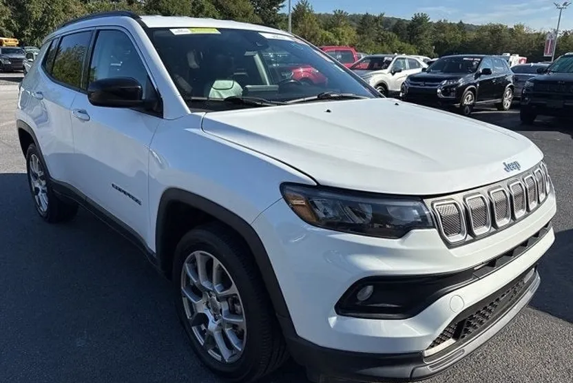 2022 Jeep Compass Latitude Lux photo 1