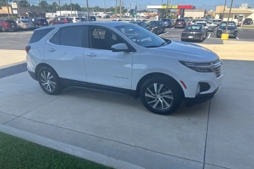 2022 Chevrolet Equinox LT photo 1