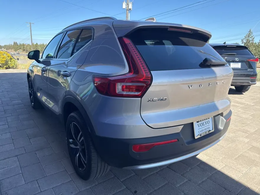 2023 Volvo XC40 Plus photo 1