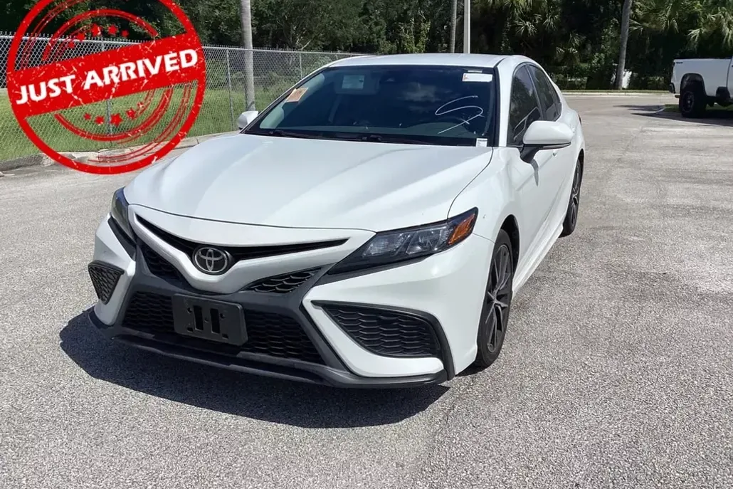 2022 Toyota Camry SE photo 1