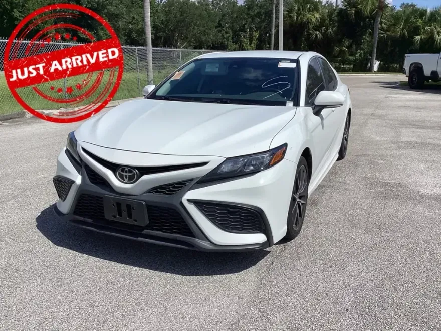 2022 Toyota Camry SE photo 1