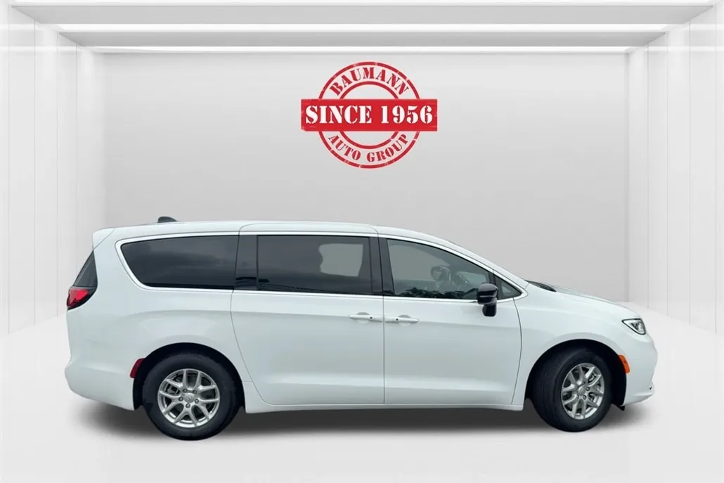 2026 Chrysler Pacifica photo 1