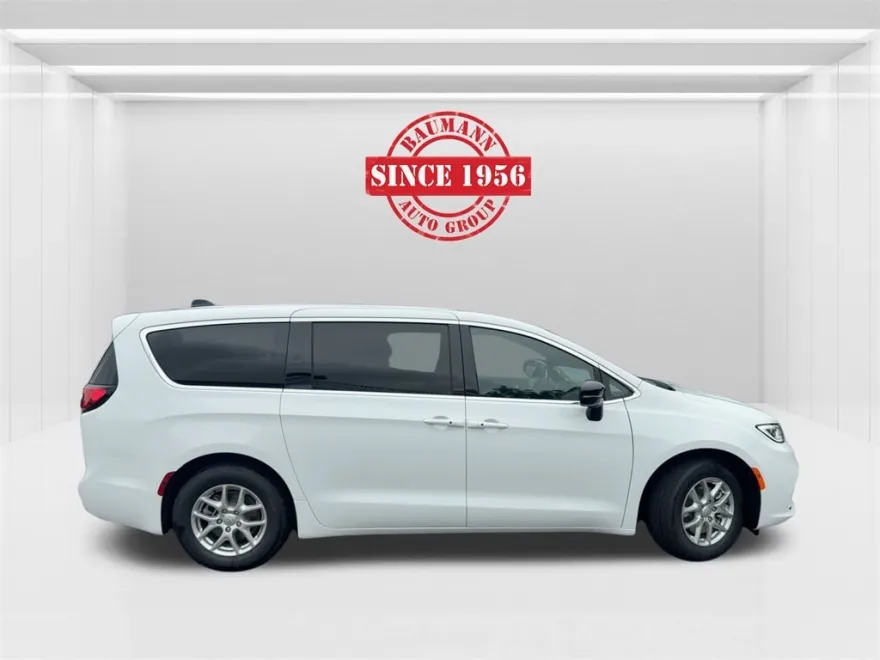 2026 Chrysler Pacifica photo 1