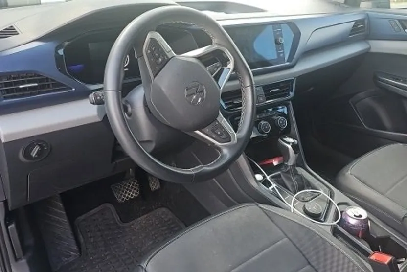 2023 Volkswagen Taos SE photo 1
