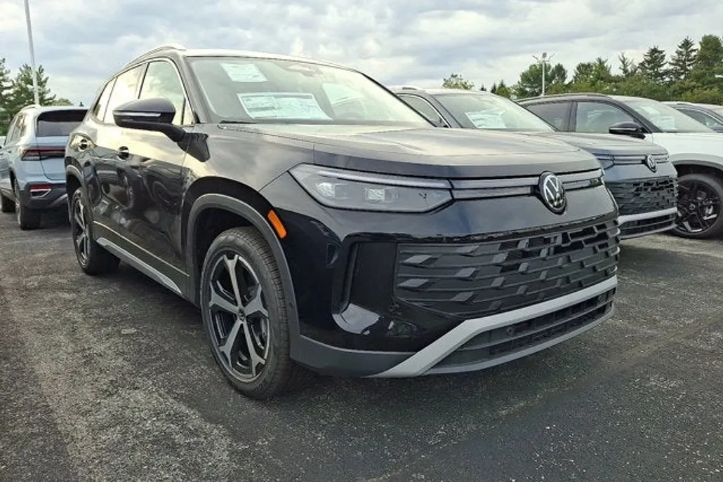 2025 Volkswagen Tiguan SE photo 1