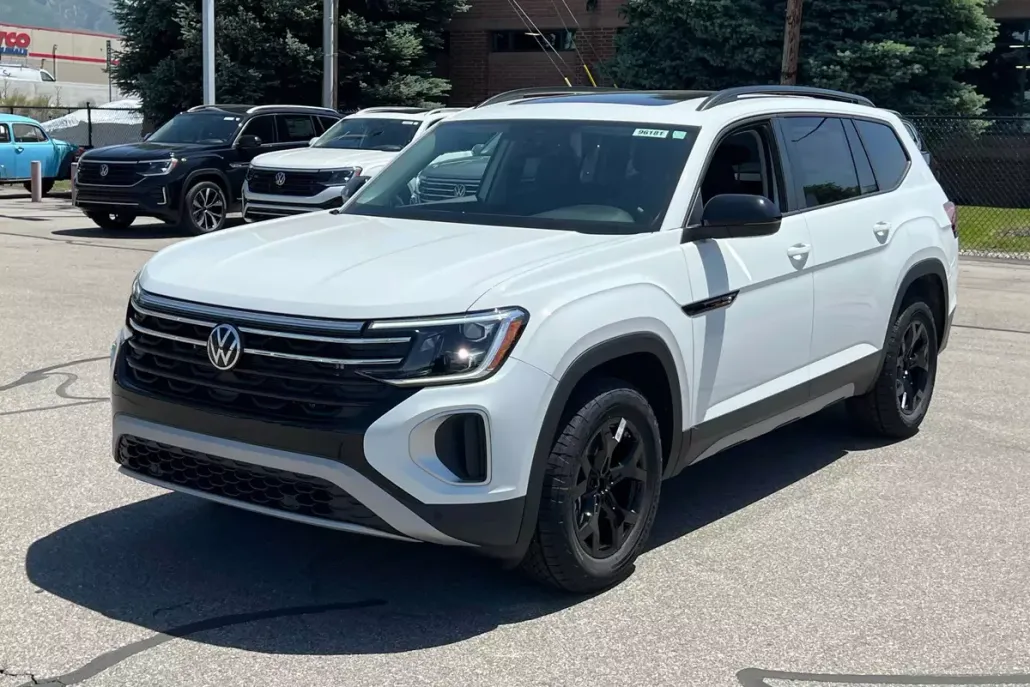2025 Volkswagen Atlas SE Technology Peak Edition photo 1