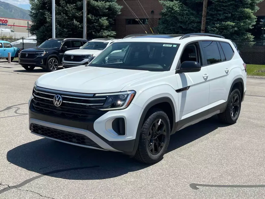 2025 Volkswagen Atlas SE Technology Peak Edition photo 1