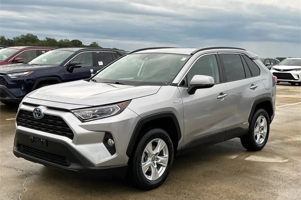 2021 Toyota RAV4 XLE photo 1