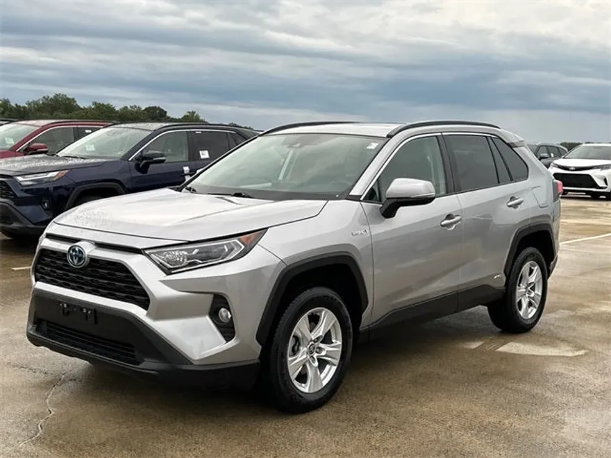 2021 Toyota RAV4 XLE photo 1