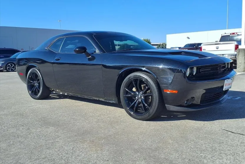 2017 Dodge Challenger SXT photo 1