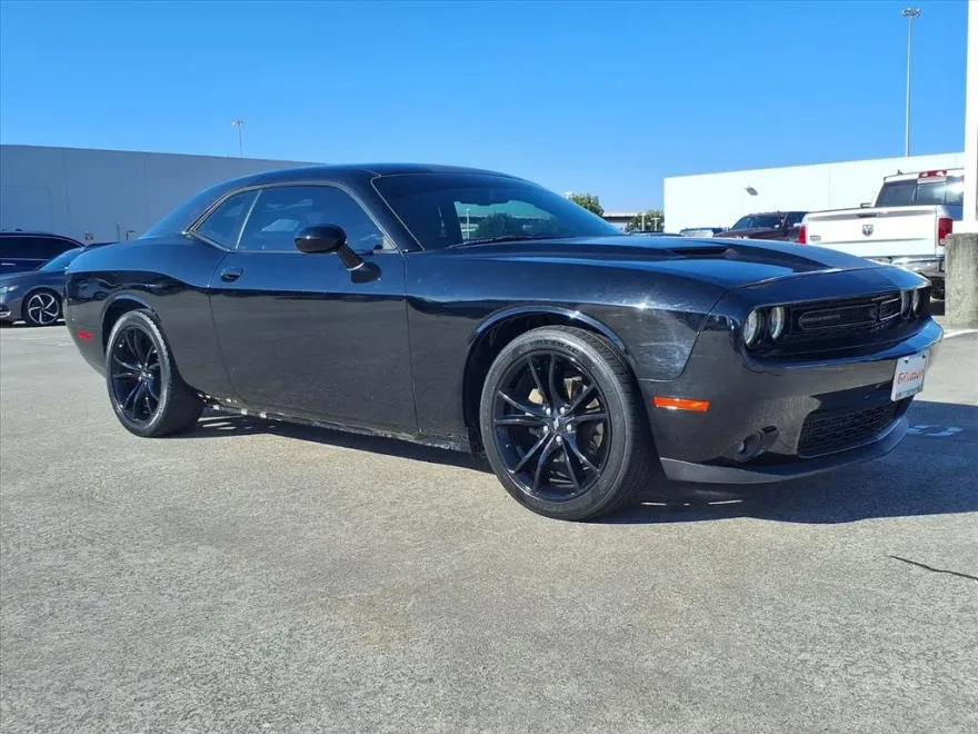 2017 Dodge Challenger SXT photo 1
