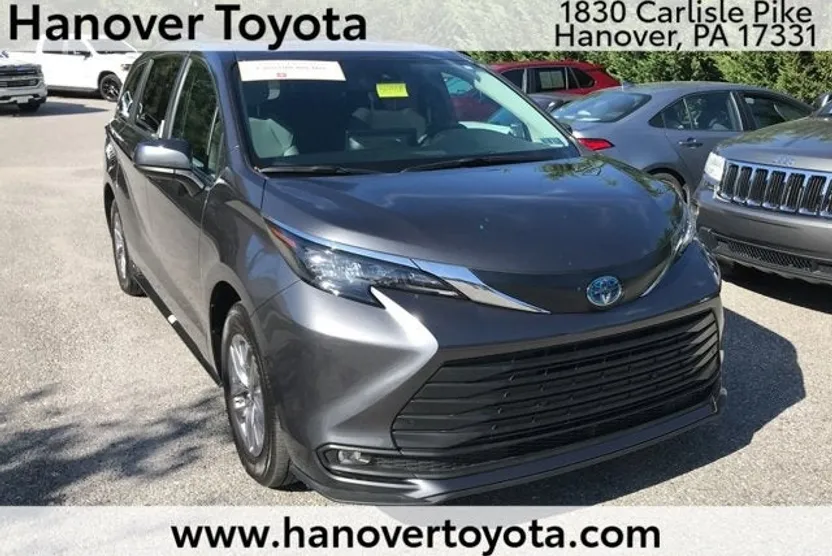 2025 Toyota Sienna XLE photo 1