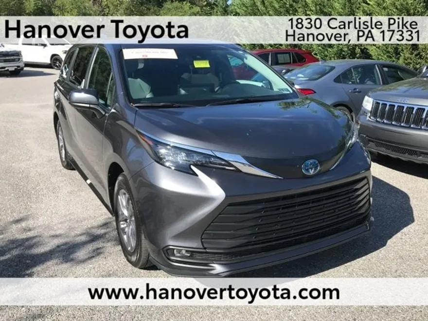 2025 Toyota Sienna XLE photo 1