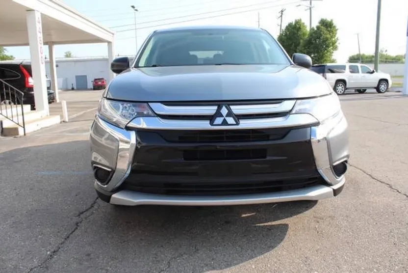 2018 Mitsubishi Outlander ES photo 1