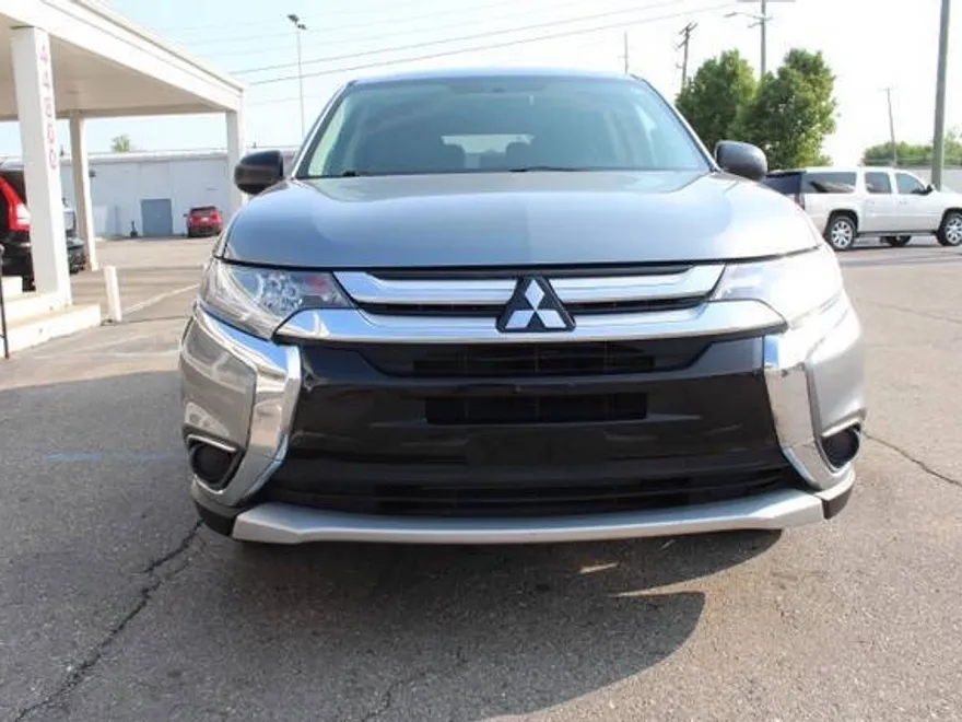 2018 Mitsubishi Outlander ES photo 1