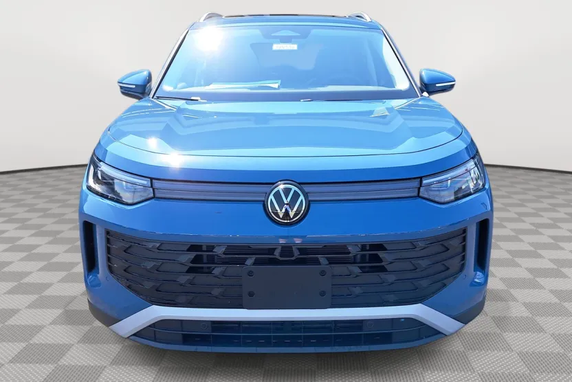 2025 Volkswagen Tiguan SE photo 1