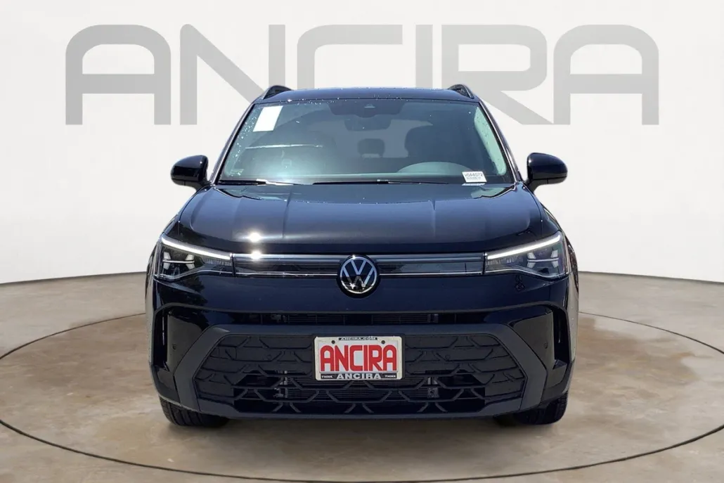2025 Volkswagen Taos SE photo 1