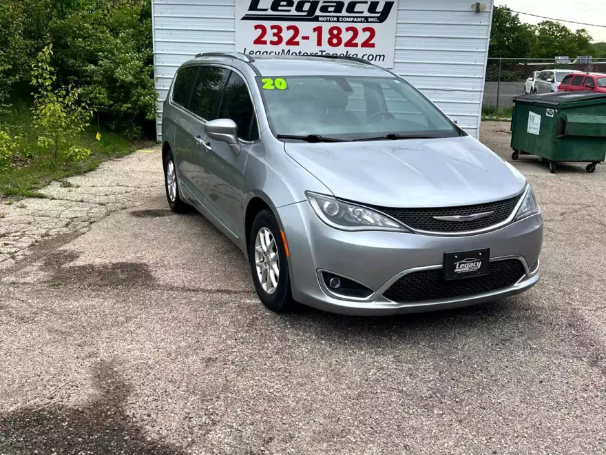 2020 Chrysler Pacifica Touring L photo 1
