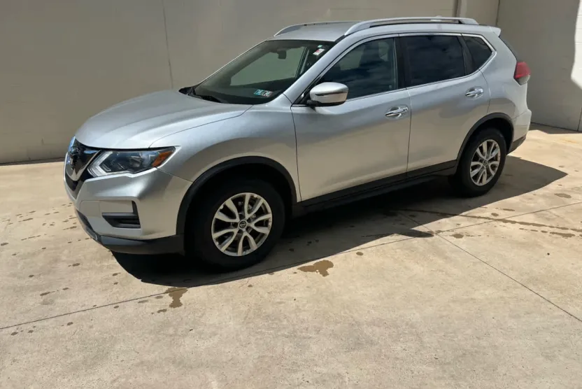 2017 Nissan Rogue SV photo 1