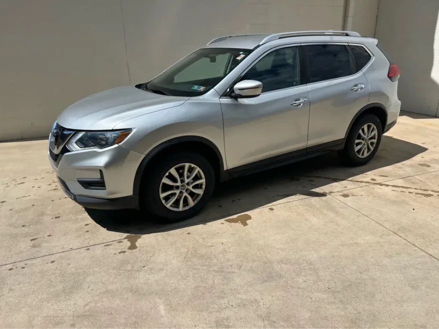 2017 Nissan Rogue SV photo 1