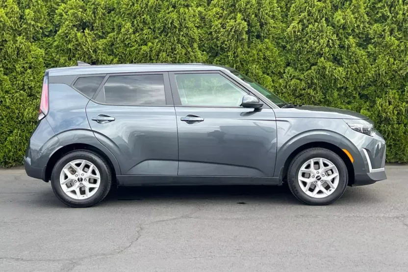 2023 Kia Soul LX photo 1