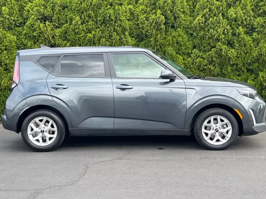 2023 Kia Soul LX photo 1
