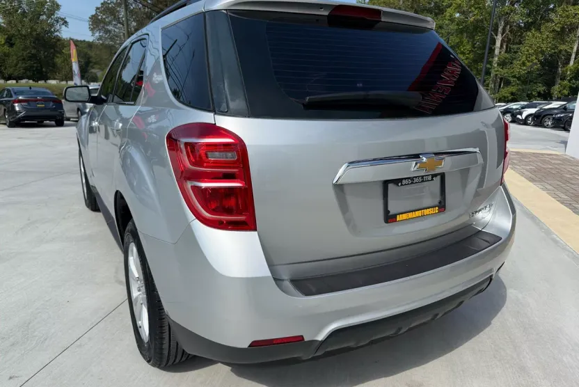 2017 Chevrolet Equinox LT photo 1