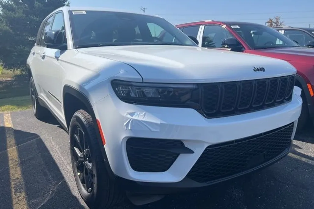 2025 Jeep Grand Cherokee Laredo Altitude photo 1