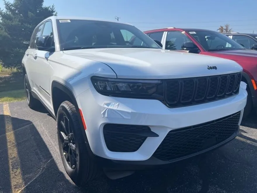 2025 Jeep Grand Cherokee Laredo Altitude photo 1