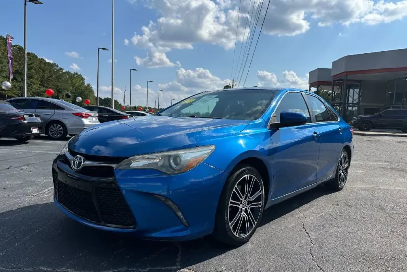 2016 Toyota Camry SE photo 1