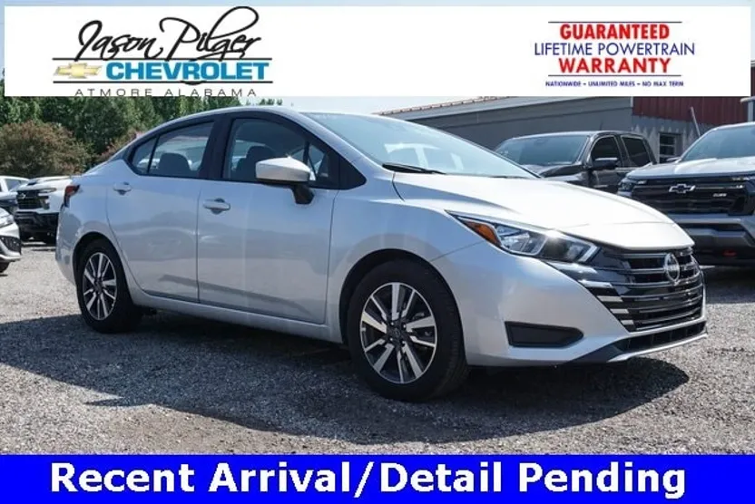2023 Nissan Versa SV photo 1