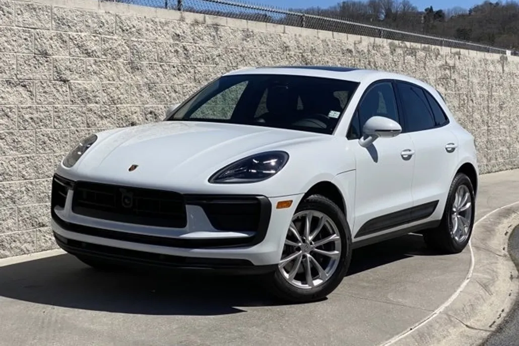2025 Porsche Macan T photo 1