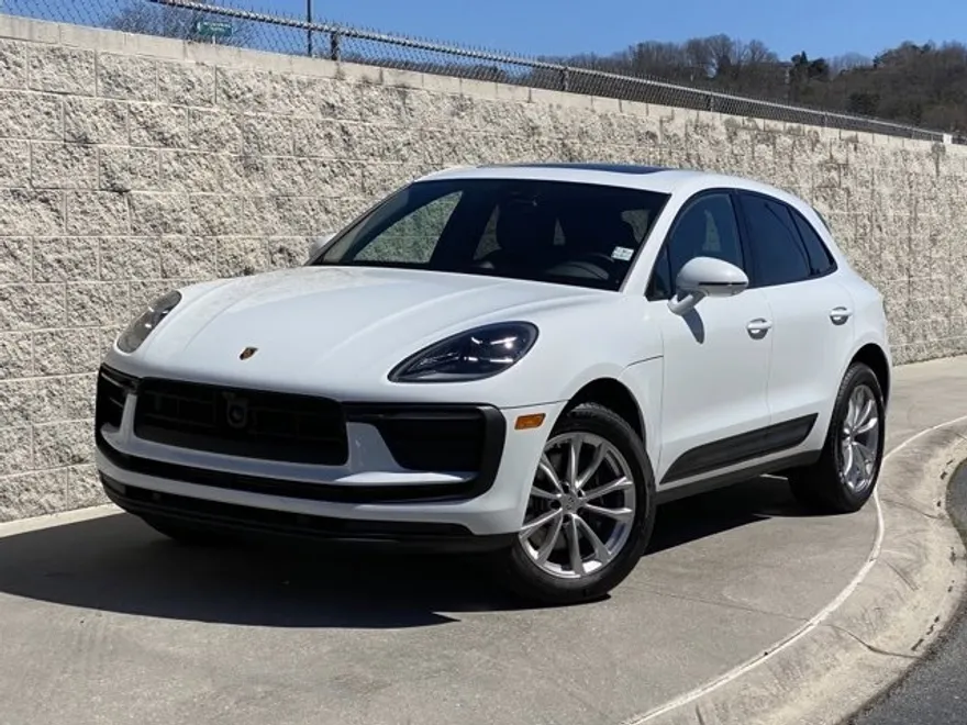 2025 Porsche Macan T photo 1